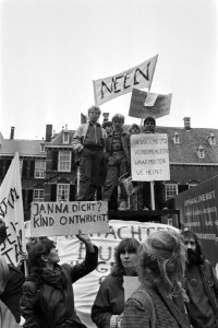 Jongeren uit tehuizen demonstreren op Binnenhof tegen bezuinigingen op Jeugdhulp, Bestanddeelnr 932-9825
