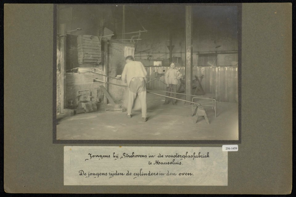 Jongens bij strekovens in de vensterglasfabriek te Maassluis de jongens rijden , Bestanddeelnr 256-1459