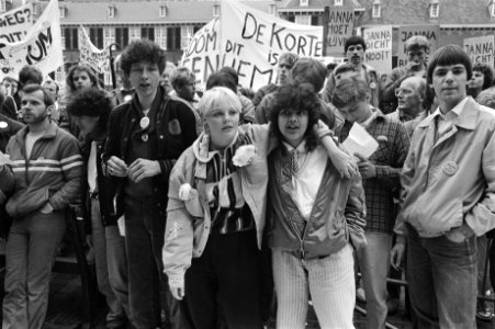 Jongeren uit tehuizen demonstreren op Binnenhof tegen bezuinigingen op Jeugdhulp, Bestanddeelnr 932-9824
