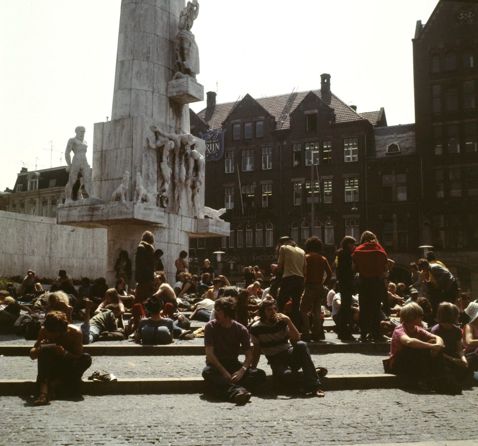 Jongeren op Nationaal Monument, Dam, Amsterdam, Bestanddeelnr 254-8651
