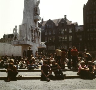 Jongeren op Nationaal Monument, Dam, Amsterdam, Bestanddeelnr 254-8651