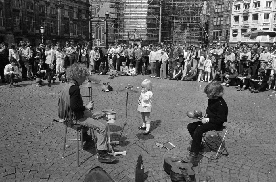 Jongetjes op Dam, maken muziek i.v.m. bevrijdingsfeest, Amsterdam, Bestanddeelnr 923-4972