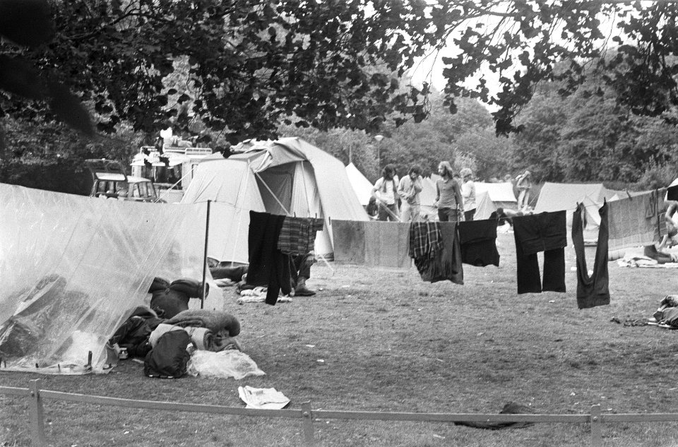 Jongeren met tenten in Vondelpark (was aan lijn), Bestanddeelnr 924-7879