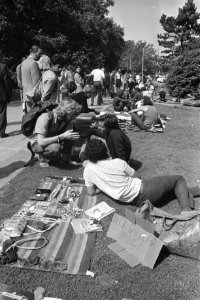 Jongeren op Vrijmarkt bij Leidsebosje Amsterdam, bord geen dollars svp bij k, Bestanddeelnr 924-8248