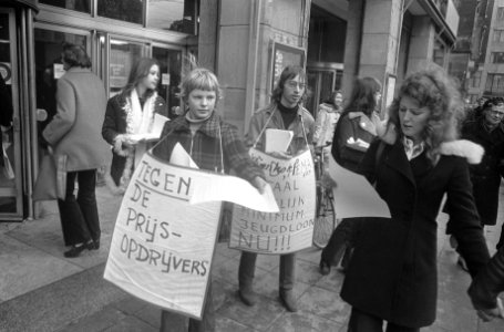 Jongeren protesteren tegen prijsopdrijving en lage jeugdlonen bij de Bijenkorf i, Bestanddeelnr 926-9341