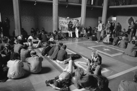 Jongeren bezetten gebouw dir.-gen.- Ministerie SoZa in Den Haag uit protest tege, Bestanddeelnr 934-3317