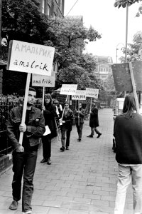 Jongeren demonstreren met borden tegen arrestatie van schrijver A. Amabrik voor , Bestanddeelnr 923-5571
