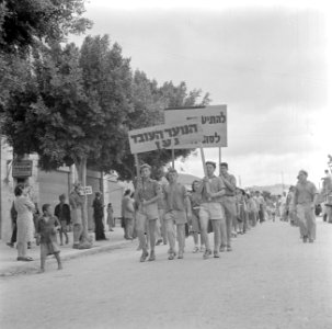Jongeren bij een 1 mei demonstratie (Dag van de Arbeid), Bestanddeelnr 255-0164
