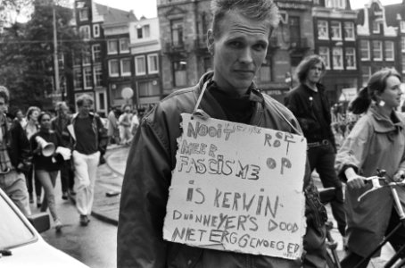 Jongen met bord tijdens herdenkingsdemonstratie Kerwin Duinmeyer in Amsterdam, Bestanddeelnr 933-7333