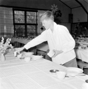 Jongen legt servetten op tafel voor de viering van seideravond (sedermaaltijd), Bestanddeelnr 255-2837