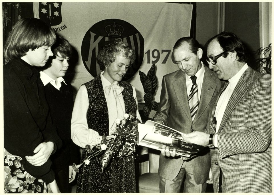 Joop van Drunen bekijkt fotoboek, NL-HlmNHA 5400465475