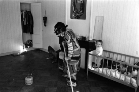 Jongeren hebben leegstaande panden in Sarpathistraat bezet Amsterdam. Moeder met, Bestanddeelnr 923-3751