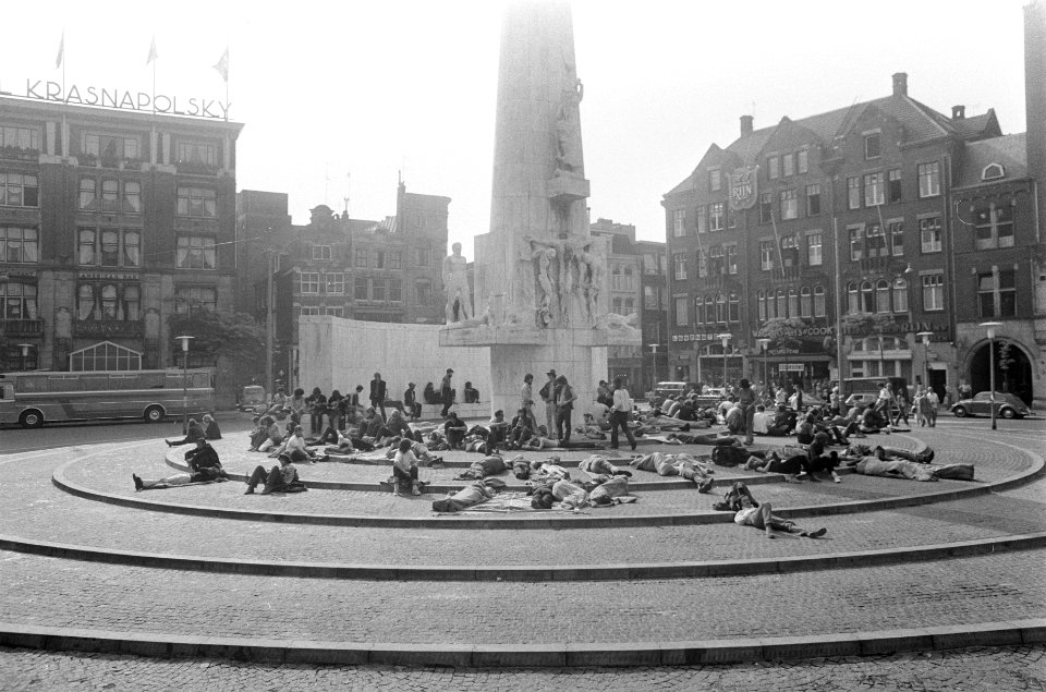 Jongelui op de Dam, Nationaal Monument, na schoonmaken, Bestanddeelnr 922-7077