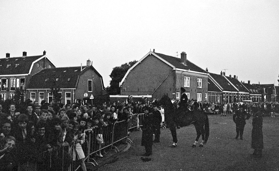 Jongeren in de straten van Hillegom tijdens het optreden van The Beatles in Treslong. 