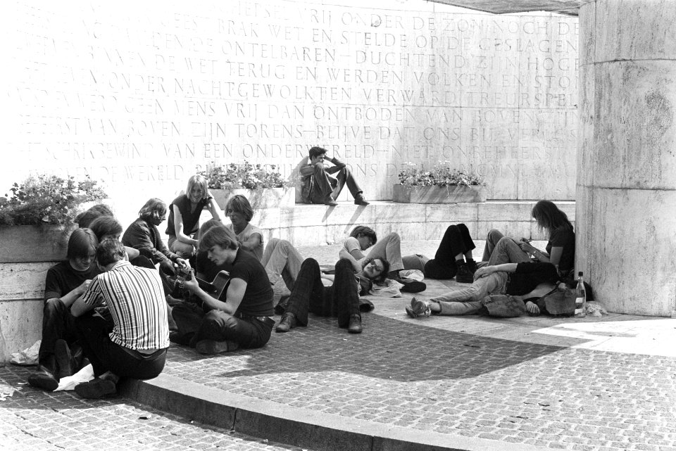 Jongelui op Nationaal Monument Dam, Amsterdam, Bestanddeelnr 923-5834