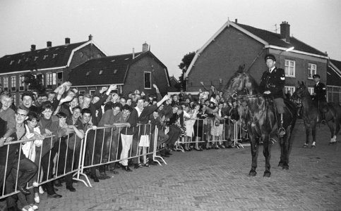 Jongeren in de straten van Hillegom tijdens het optreden van The Beatles in Treslong. NL-HlmNHA 1478 2588K 29