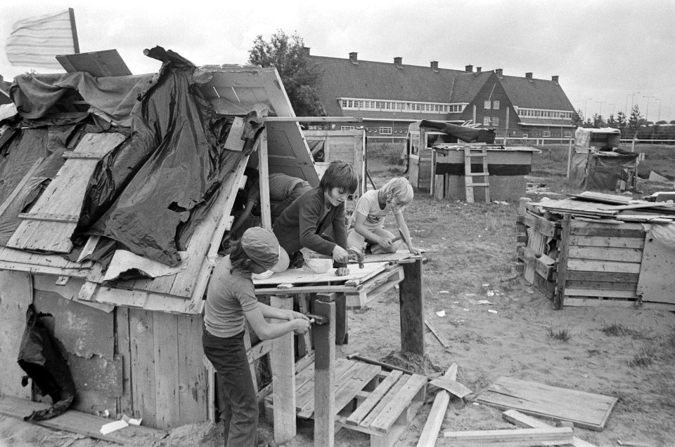 Jongelui bouwen huttendorp in Amsterdam Noord, Bestanddeelnr 927-3622