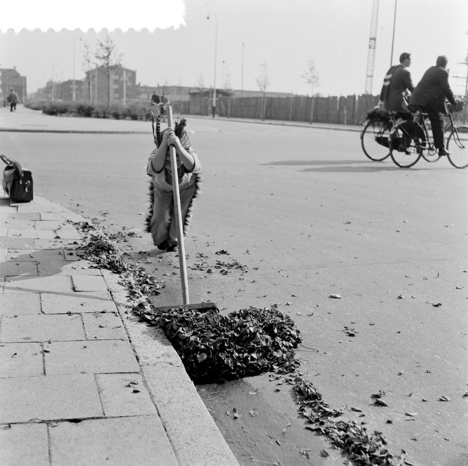 Jongetje dat bladeren wegveegt, Bestanddeelnr 908-9846