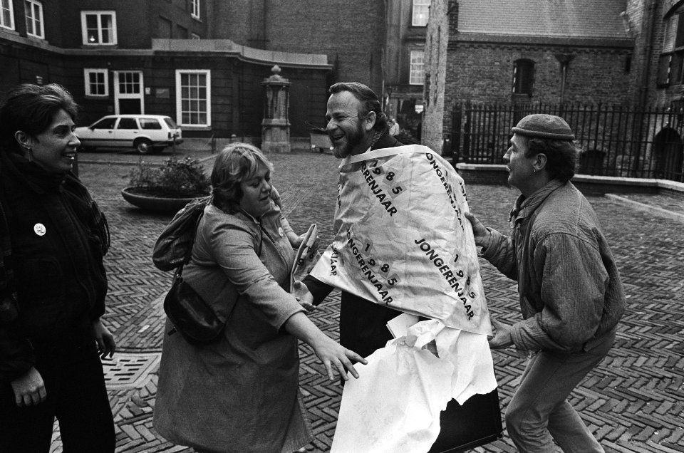 Jongerenjaar 1985, vertegenw. van FNV-jongerenbew. hebben vanmiddag op Binnenhof, Bestanddeelnr 933-1789