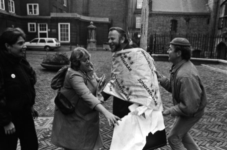 Jongerenjaar 1985, vertegenw. van FNV-jongerenbew. hebben vanmiddag op Binnenhof, Bestanddeelnr 933-1789