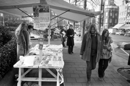 Jongeren voor Vietnam verkopen affiches t.b.v. Vietnam op Rembrandtplein, Amste…, Bestanddeelnr 925-3632