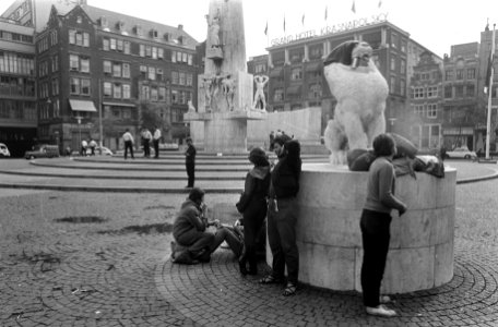 Jongeren wachten af bij de leeuwen tegenover het monument, Bestanddeelnr 922-6834
