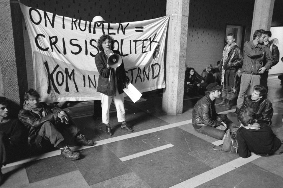 Jongeren bezetten gebouw dir.-gen.- Ministerie SoZa in Den Haag uit protest tege, Bestanddeelnr 934-3318