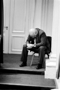Joop den Uyl (PvdA) in gepeins verzonken of ingedommeld ... (), Bestanddeelnr 930-5322