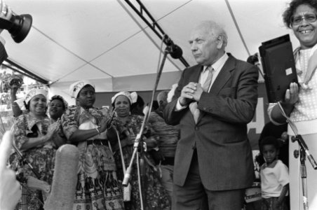 Joop den Uyl krijgt applaus van Surinaamse vrouwen tijdens verkiezingsbijeenkoms, Bestanddeelnr 933-6477