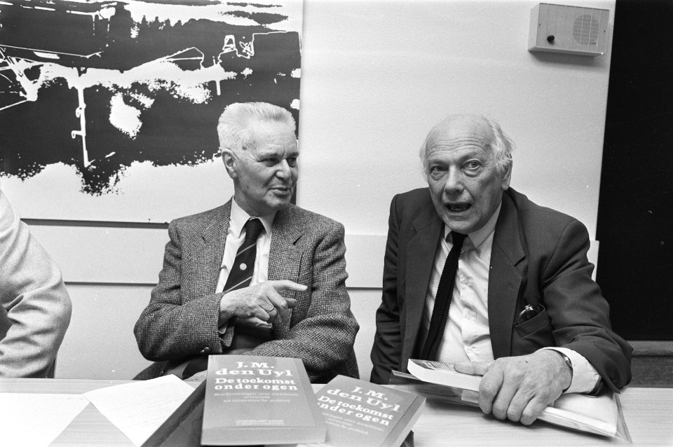 Joop den Uyl (r.) en Jan Tinbergen, Bestanddeelnr 933-6093