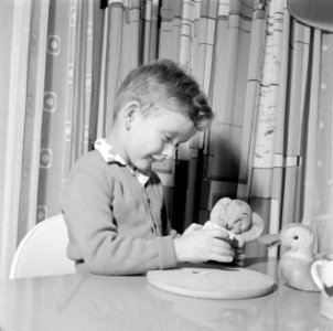 Jongen (Thomas of Holger) aan het eten, Bestanddeelnr 254-3619