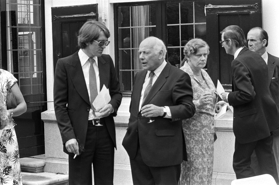 Joop den Uyl (midden) in gesprek met Hans Kombrink, achter hen Ien Dales in de t, Bestanddeelnr 931-6746