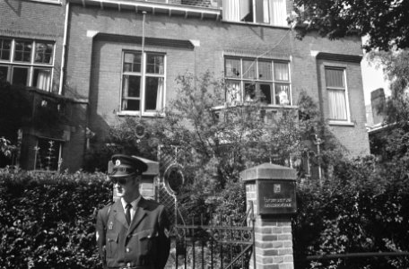 Jongeman pleegde aanslag op Israelische Ambassade, Den Haag l. Isr. Ambass., r, Bestanddeelnr 922-7694