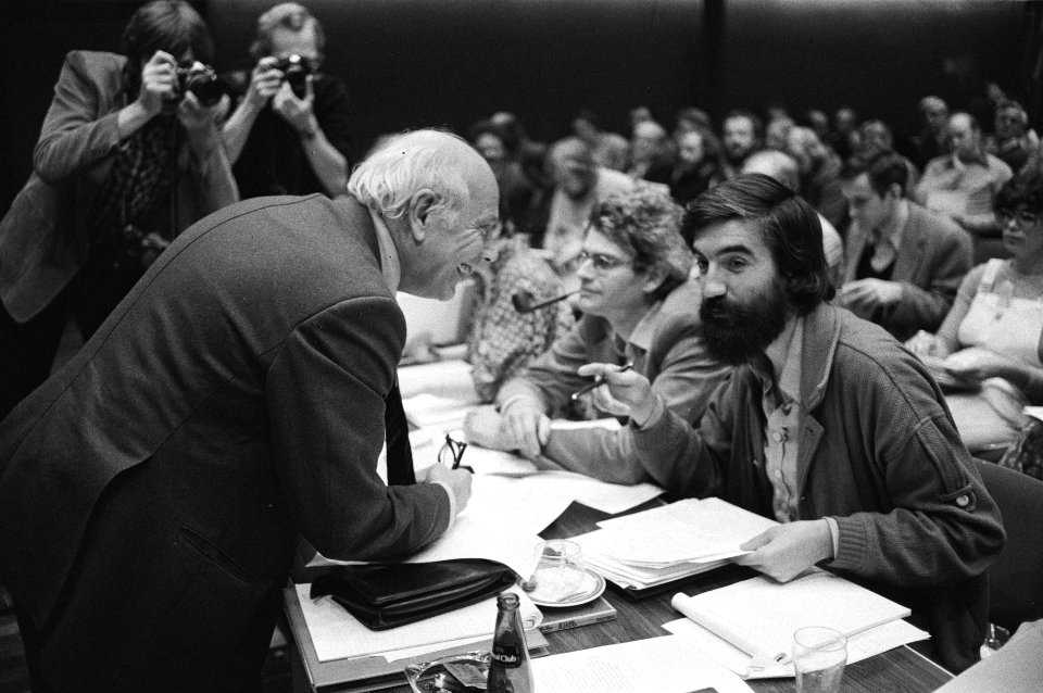 Joop den Uyl (l) en Max van den Berg, Bestanddeelnr 930-4654