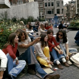 Jongeren op de Dam in Amsterdam bij het monument, Bestanddeelnr 254-9291