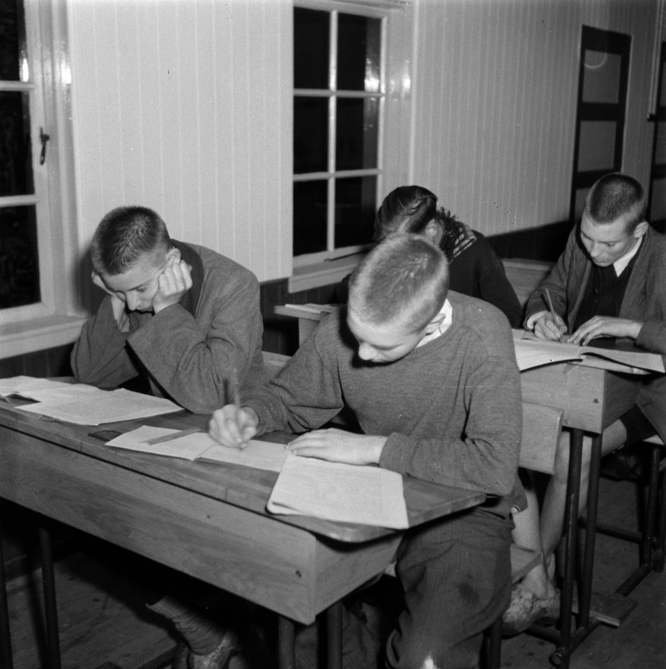 Jongens in schoolbanken, Bestanddeelnr 900-9425