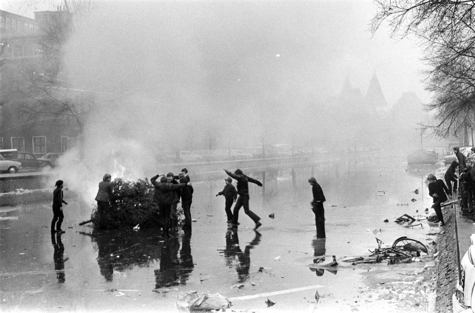 Jongens verbranden kerstbomen op het ijs van de Hobbemakade Amsterdam, Bestanddeelnr 923-1199