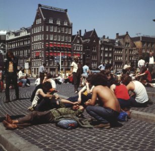 Jongeren op Nationaal Monument, Dam, Amsterdam, Bestanddeelnr 254-8653