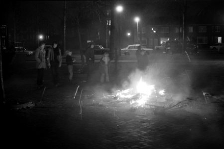 Jongens verbranden kerstbomen, Bestanddeelnr 925-2751