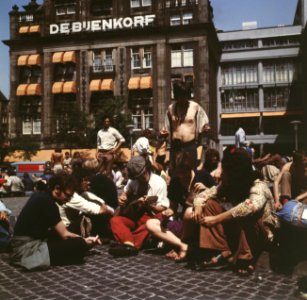 Jongeren op Nationaal Monument, Dam, Amsterdam, Bestanddeelnr 254-8659