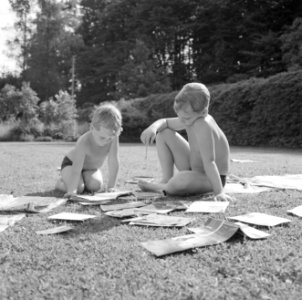 Jongens Kreisselmeier zitten op het gras te lezen in tijdschriften en modelbouwb, Bestanddeelnr 254-5006