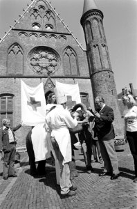 Joop Geesink en de olifant-mascotte op het Binnenhof, Bestanddeelnr 927-9365