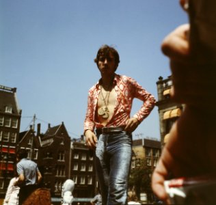 Jongeren op Nationaal Monument, Dam, Amsterdam, Bestanddeelnr 254-8655