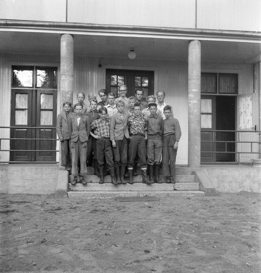 Jongens, gebouwen, trappen, groepsfotos, Bestanddeelnr 251-7693
