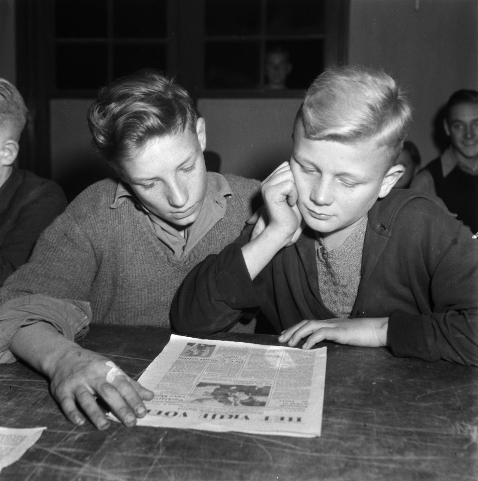 Jongens lezen het Vrije Volk, Bestanddeelnr 900-9426