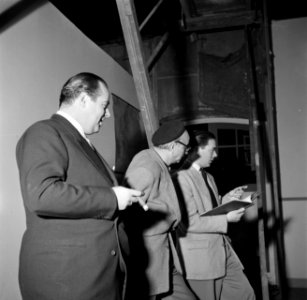 Joop Geesink (l) en Gerard Rutten (midden) bespreken een filmscript, Bestanddeelnr 254-2394