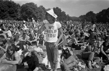 Jongen van de ordedienst tussen festivalbezoekers met We help you op T-shirt, Bestanddeelnr 923-6257