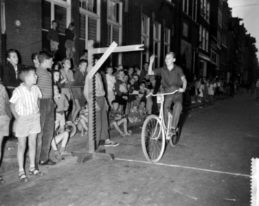 Jongen op fiets doet poging ringsteken, Bestanddeelnr 911-5050