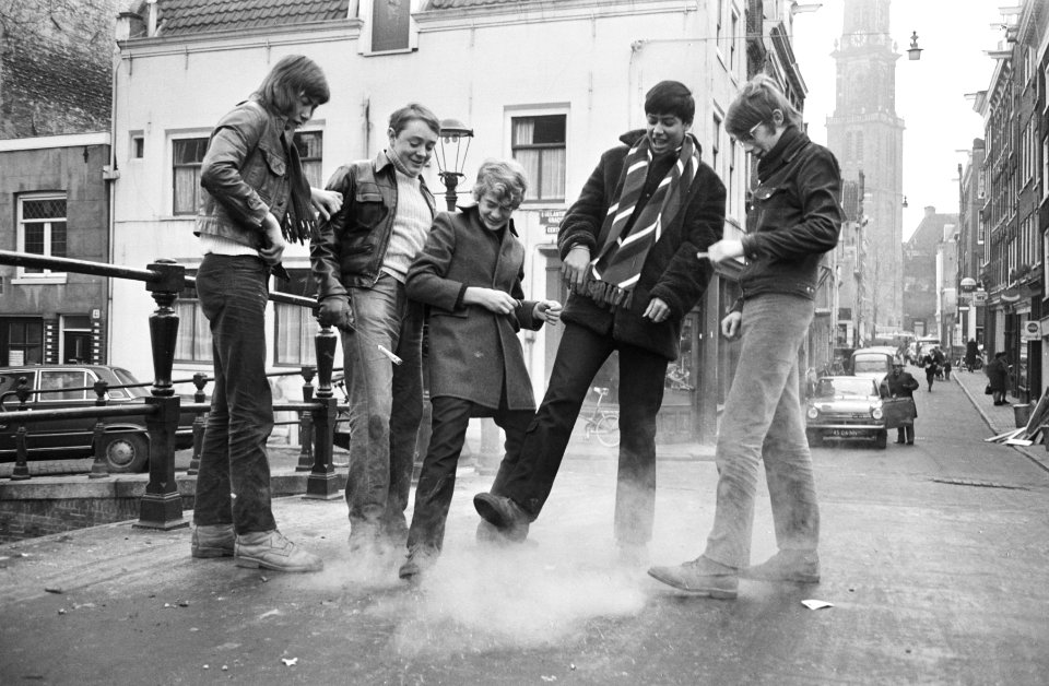 Jongens spelen met vuurwerk, Amsterdam jongens met vuurwerk, Bestanddeelnr 924-1235