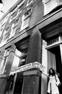 Jongeren hebben leegstaande panden in Sarpathistraat bezet Amsterdam., Bestanddeelnr 923-3752 photo